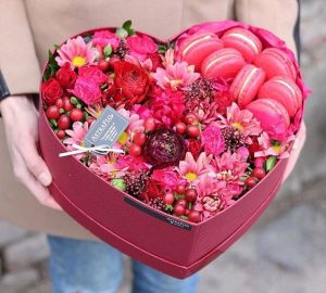 Quà tặng 8/3: Hoa và bánh